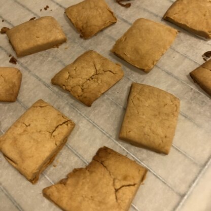 米粉マイナス10g、きな粉プラス10gに置き換えてきな粉クッキーにしました。